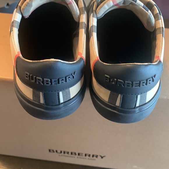 Burberry Shoes - Kids size 29 - Picture 5 of 8